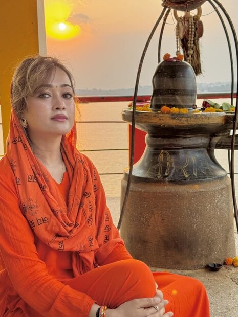 তাঁর ইনস্টাগ্রাম অ্যাকাউন্ট ঘেঁটে দেখা যাচ্ছে, হর্ষা একজন সোশ্যাল মিডিয়া ইনফ্লুয়েন্সারও। হর্ষার ইনস্টাগ্রাম অ্যাকাউন্ট দেখে অবাক হয়ে গিয়েছেন নেটিজেনরা। সেখানে লেখা ‘অ্যাঙ্কর হর্ষা রিছাড়িয়া’। (Photo: Instagram)
