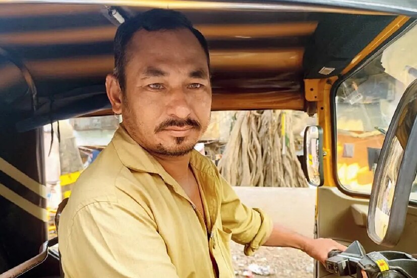 এদিকে ভজন জানিয়েছেন যে, “হাসপাতালে নিয়ে যাওয়ার জন্য সইফ আমায় ধন্যবাদ জানিয়েছেন।” আর বলেছেন যে, “কোনও সাহায্যের প্রয়োজন হলে আমায় খুলে বলুন।” শুধু সইফই নন, তাঁর মা অভিনেত্রী শর্মিলা ঠাকুরও ভজনকে ধন্যবাদ জানিয়েছেন। ভজনের দাবি, সইফের পরিবার তাঁকে সম্মান জানিয়েছে। ভজনের কথায়, “সইফের কাছ থেকে ফোন পেয়েছিলাম। পৌঁছতে আমার কিছুটা দেরি হয়েছিল। যখন পৌঁছই, তখন সেখানে উপস্থিত ছিলেন সইফ স্যারের পরিবারের সদস্যরা। তাঁরা আমায় প্রচুর সম্মান দিয়েছেন। ওঁদের সঙ্গে একটি সেলফিও নিয়েছি।” তিনি আরও বলেন, “আমি ওঁকে সাহায্য করতে পেরে আনন্দিত। এটা আমার কাছে বড় বিষয়। আর আমি গর্বিত।”