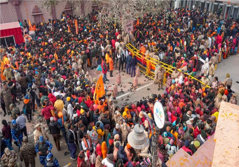 ৫০ লক্ষেরও বেশি...মহা মন্দিরে ভগবান রামলালা স্থাপনের পর, অযোধ্যায় ভক্তের সংখ্যা ব্যাপকভাবে বৃদ্ধি পেয়েছে, যা রাজ্যের অর্থনীতিতেও উপকৃত হয়েছে। মহাকুম্ভের সময় ও পরে ভক্তদের আগমন চলতেই থাকে। জানুয়ারির প্রথম পনেরো দিনে ৫০ লক্ষেরও বেশি ভক্ত অযোধ্যায় আসার সঙ্গে সঙ্গে স্থানীয় ব্যবসা যেমন হোটেল, রেস্তোরাঁ এবং পুজো সামগ্রী বিক্রেতাদের আয় বহুগুণ বেড়েছে। রামলালার আগমন অযোধ্যার অর্থনীতিতে নতুন গতি দিয়েছে, যা মহাকুম্ভের ভক্তদের দ্বারা তা হঠাৎ করেই বহুগুণ বেড়ে গেছে৷ যার কারণে ব্যবসায়ীদের মধ্যে আনন্দের ঢেউ।
