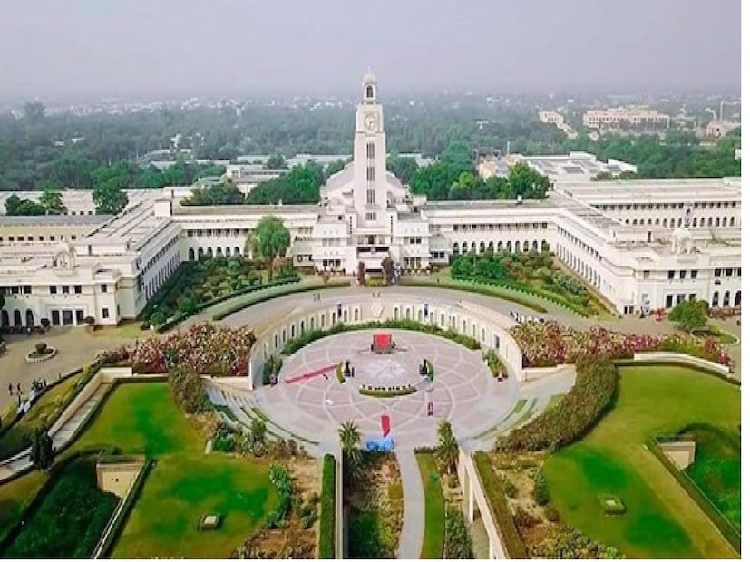 3. **BITS পিলানি, রাজস্থান (র‌্যাঙ্ক ২০)** ১৯৬৪ সালে প্রতিষ্ঠিত, বিড়লা ইনস্টিটিউট অফ টেকনোলজি অ্যান্ড সায়েন্স (BITS) পিলানি অগ্রণী শিক্ষাপ্রতিষ্ঠান। এটি IBM, Swiggy এবং Nestle-এর মতো শীর্ষ কোম্পানির সাথে বার্ষিক প্লেসমেন্ট চালায়। 