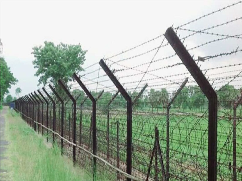 সূত্রের খবর, এবারেও বাংলাদেশ সফরে গিয়ে উত্তর-পূর্ব এবং পূর্ব ভারতের সীমান্ত বরাবর বাংলাদেশি এলাকাগুলিতে নিজেদের উপস্থিতি ফিরিয়ে আনার বিষয়ে বাংলাদেশ সেনার কর্তাদের সঙ্গে বিশদে আলোচনা হয়েছে আইএসআই শীর্ষর্কর্তার৷ 