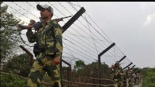 বাংলাদেশ সীমান্তে বিএসএফ-এর নজরদারি৷ ছবি-রয়টার্স বাংলাদেশ সীমান্তে বিএসএফ-এর নজরদারি৷ ছবি-রয়টার্স