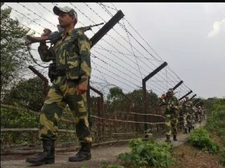 বাংলাদেশ সীমান্তে বিএসএফ-এর নজরদারি৷ ছবি-রয়টার্স