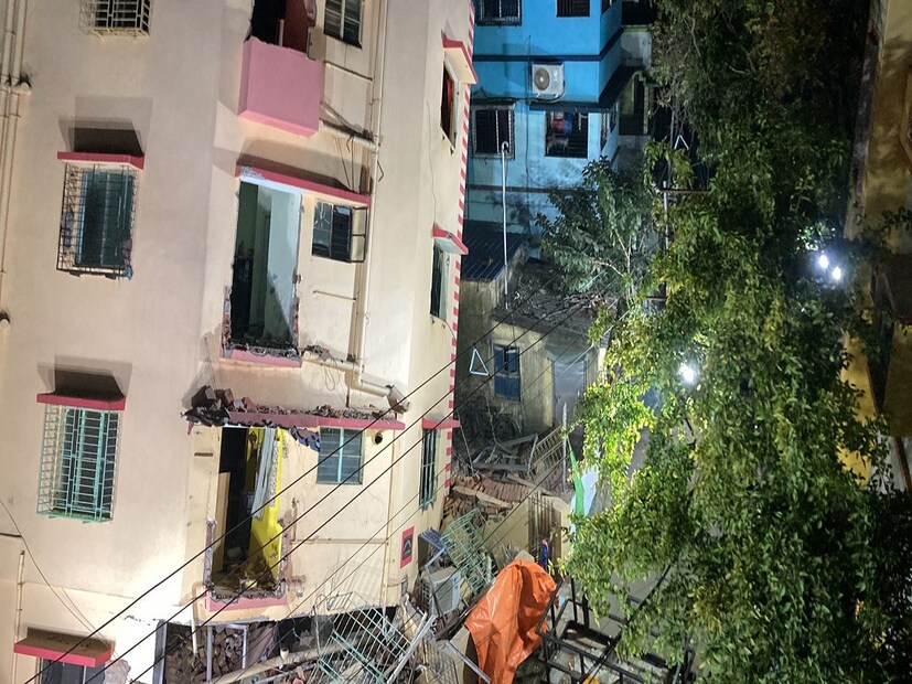 বিপজ্জনক ভাবে হেলে পড়া বাঘাযতীনের চারতলা বহুতলটি ভেঙেই ফেলার সিদ্ধান্ত নিল কলকাতা পুরসভা৷ এ দিন সন্ধে থেকেই বহুতল ভাঙার কাজ শুরু হয়েছে৷ ফলে একসঙ্গে মাথার উপরের ছাদ হারাল ওই বহুতলের বাসিন্দা আটটি পরিবার৷
