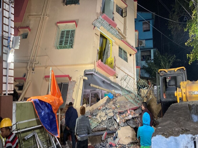এ দিন দুপুরেই আচমকা হেলে পড়ে বাঘাযতীনের বিদ্যাসাগর কলোনির ওই চারতলা বহুতল৷ স্থানীয়রা জানিয়েছেন, ২০১০ সালে ওই বহুতলের কাজ শুরু করেন সুভাষ রায় নামে বাঘাযতীনের বাসিন্দা এক প্রোমোটার৷