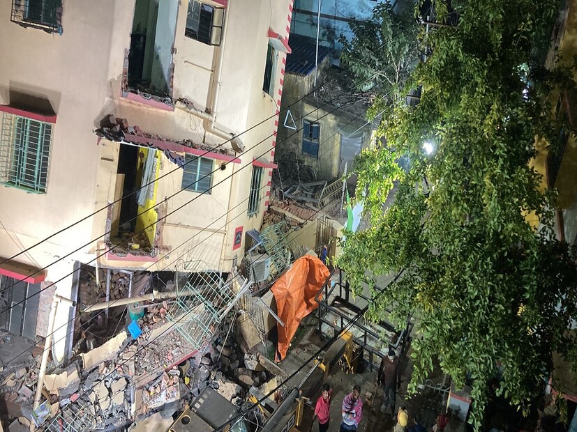এলাকার বাসিন্দাদের দাবি, নরম জলা জমির উপরে বহুতলের কাজ শুরু হওয়ার পর অনেকেই আপত্তি জানিয়েছিলেন৷ কিন্তু কোনওরকম পাইলিং না করেই ফ্ল্যাটের ভিত তৈরি হয়৷ সেই কারণেই সম্ভবত বহুতলটির এই পরিণতি হল৷ 