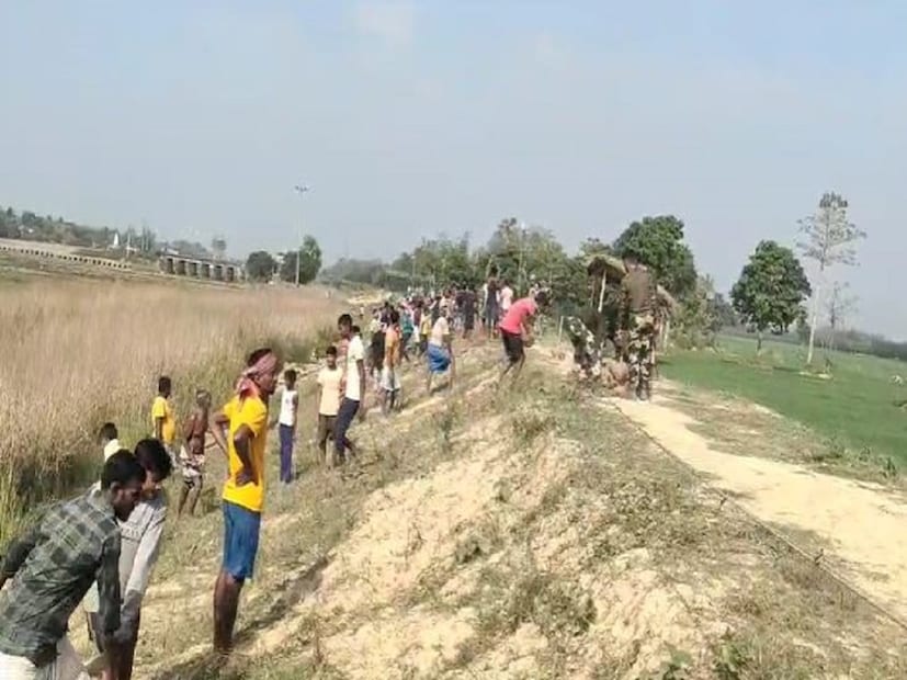 উল্লেখ্য, ক্রমেই জটিলতা বাড়ছে ভারত বাংলাদেশের সীমান্তবর্তী এলাকাগুলিতে। বাংলাদেশে শেখ হাসিনার সরকার পতনের পর ইউনূস সরকার আসার পর থেকেই ভারতবর্ষের সঙ্গে বাংলাদেশের বন্ধুত্বপূর্ণ সম্পর্কে প্রভাব পড়েছে। আর সেই কারণেই ভারত-বাংলাদেশ সীমান্তগুলিতে কড়া পাহারা মোতায়েন করেছে ভারত সরকার।