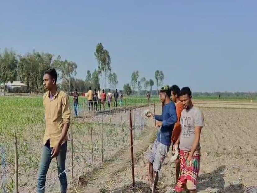 যদিও মেখলিগঞ্জে বাংলাদেশের সীমান্তরক্ষী বাহিনী বিজিবি-র সামনে প্রতিরোধ গড়ে তুললেন গ্রামবাসীরাই৷ বিজিবি-র আপত্তি অগ্রাহ্য করেই কাঁটাতার দেওয়ার কাজ চালিয়ে গেলেন গ্রামবাসীরা৷