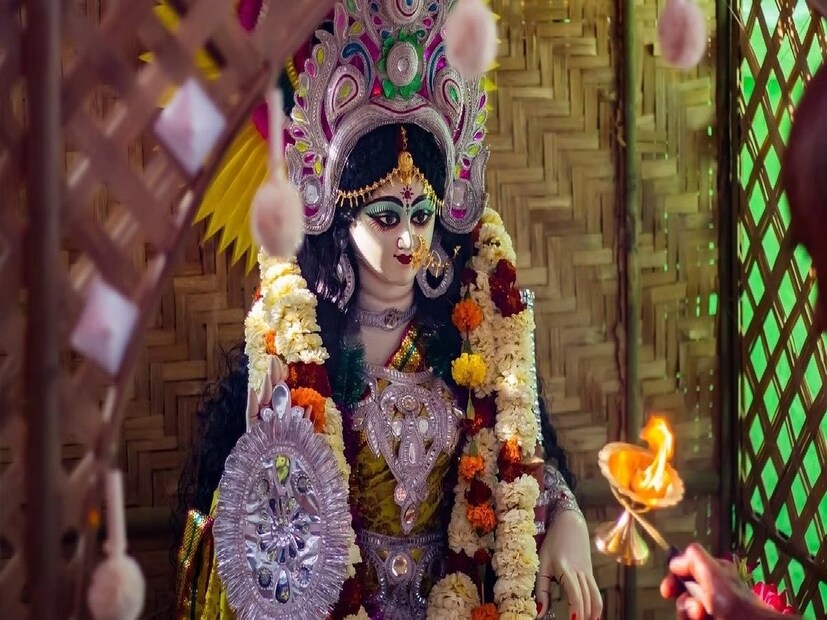 *বসন্ত পঞ্চমীকে হিন্দু ধর্মের অন্যতম শুভ দিন বলে মনে করা হয়। এই দিনটি শ্রী পঞ্চমী নামেও পরিচিত। দেবী সরস্বতীর সঙ্গে ভগবান বিষ্ণুর পুজো হয় অনেক জায়গাতেই। প্রতি বছর মাঘ মাসের শুক্লপক্ষের পঞ্চমী তিথিতে বসন্ত পঞ্চমী উৎসব পালিত হয়। সংগৃহীত ছবি। 
