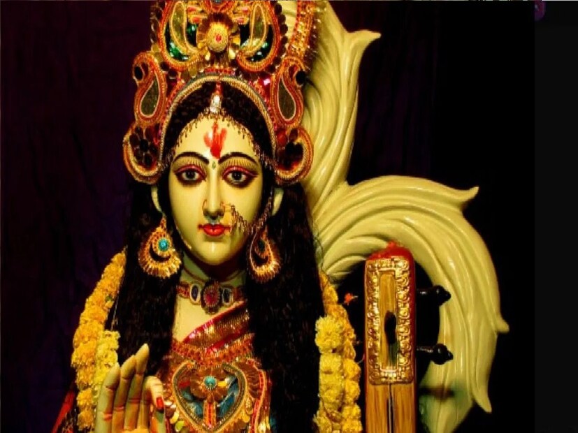 *সঠিক বিধি অনুসারে পুজো করলে দেবীর কৃপা লাভ করা যায়। তবে শাস্ত্র অনুযায়ী কিছু কাজ আছে, যা সরস্বতী পুজোর দিন একেবারেই করতে নেই। এতে বিদ্যার দেবী আমাদের ওপর রুষ্ট হন এবং জীবনে নানা সমস্যার সম্মুখীন হতে হয়। (Disclaimer: এখানে যে তথ্য দেওয়া হয়েছে তা ধর্মীয় বিশ্বাস ও লোকবিশ্বাসের উপর ভিত্তি করে লেখা। এর জন্য কোনও বৈজ্ঞানিক প্রমাণ নেই। নিউজ ১৮ বাংলা এই বিষয়ের সত্যতার প্রমাণ দেয় না।) সংগৃহীত ছবি।