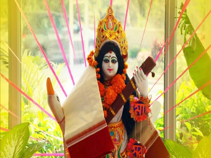 *এ দিন কোনও ভাবেই কাউকে কু-কথা বলা উচিৎ নয়। কারণ এই পুজোর সময় সরস্বতী আমাদের জিহ্বায় অবস্থান করেন। তাই কাউকেই কুকথা বলা উচিৎ নয়। সরস্বতী পুজোর দিন হলুদ বা সাদা বস্ত্র পরুন। অন্য রঙের বস্ত্র পরার প্রয়োজন নেই। সংগৃহীত ছবি। 