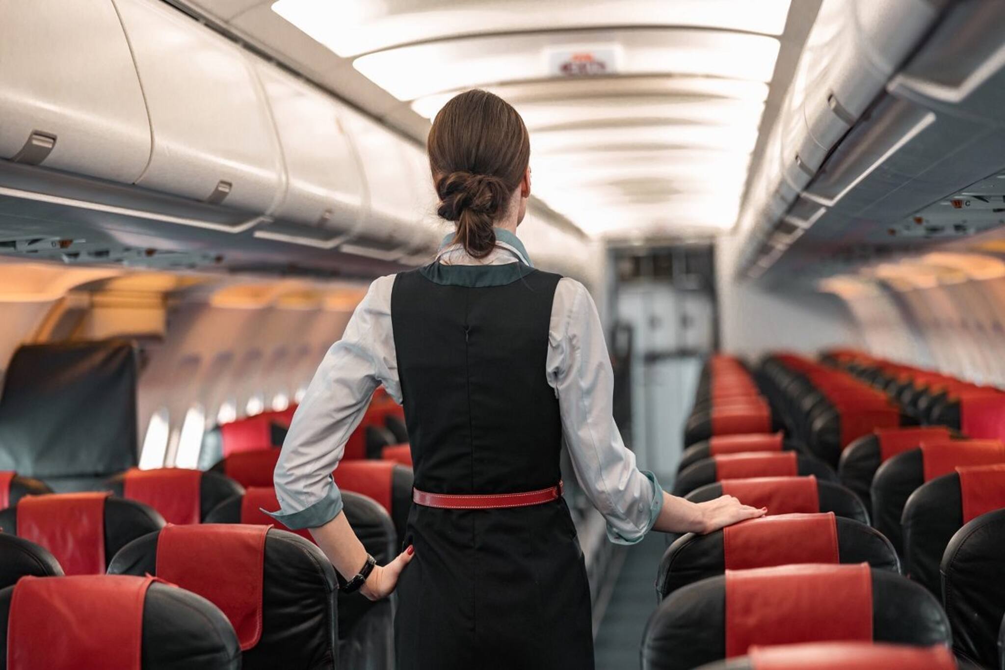 নিত্যদিন-ই 'এয়ার হস্টেস'-দের বিদেশ যেতে হয়, তাঁদেরও কি বাকিদের মতো ভিসা লাগে?