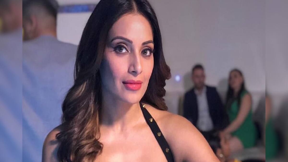 Bipasha Basu Viral Video: বর্ষবরণের রাতে এ কী কাণ্ড করলেন বিপাশা? সঙ্গে ছিল ছোট্ট মেয়েও! দেখুন ভাইরাল ভিডিও Bipasha Basu Viral Video: বর্ষবরণের রাতে এ কী কাণ্ড করলেন বিপাশা? সঙ্গে ছিল ছোট্ট মেয়েও! দেখুন ভাইরাল ভিডিও