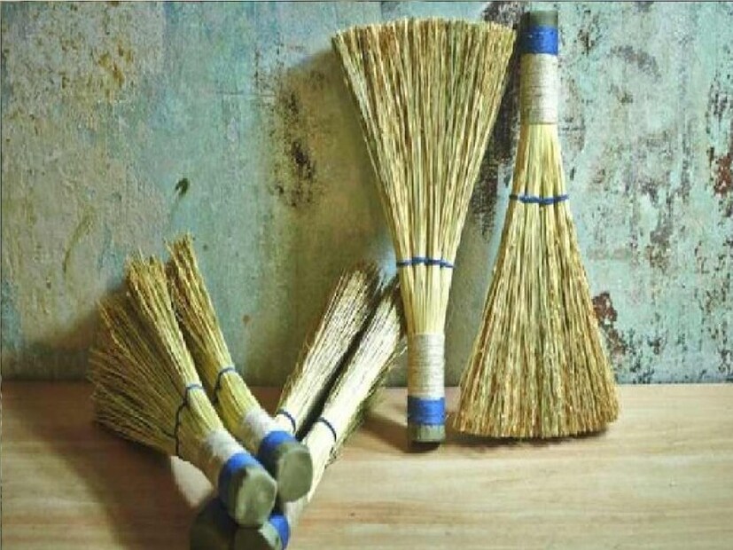 *সন্ধ্যায় আবর্জনা পরিষ্কার নয়, পূর্ণিয়ার বাস্তুশাস্ত্রবিদ আরও বলেন, আমরা অনেক সময়ই দেখি সেলুন, পার্লার বা স্যালঁতে চুল কাটা হলে তা সন্ধ্যাবেলায় বাইরে ফেলা হয় না। বরং তা একটা ব্যাগে ভরে রাখা হয় এবং পরের দিন সকালে সেই ময়লা পরিষ্কার করেন পার্লারের কর্মীরা। প্রতীকী ছবি।