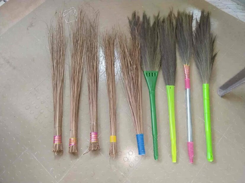 *যদিও এই ভাবনাটি একান্ত তাঁরই, এ কথাও স্পষ্ট করে দিয়েছেন তিনি। আসলে বাস্তুশাস্ত্রে বলা হয়ে, সন্ধ্যায় বা সূর্যাস্তের পরে ঝাঁট দেওয়া কখনওই উচিত হয়। প্রতীকী ছবি।