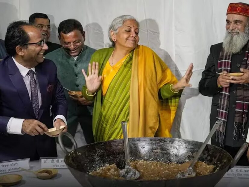 অর্থ মন্ত্রকে এখন নাওয়াখাওয়ার সময় নেই। সামনে বাজেট। জোরকদমে চলছে প্রস্তুতি। শুক্রবার কেন্দ্রীয় অর্থমন্ত্রী নির্মলা সীতারমণের উপস্থিতিতে ‘হালুয়া সেরিমনি’ অনুষ্ঠিত হওয়ার কথা রয়েছে। তারপর শুরু হবে বাজেটের নথিপত্র ছাপার কাজ।