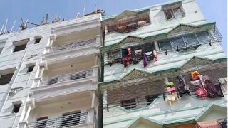 ট্যাংরায় একটি আবাসনের ঘাড়ে হেলে পড়েছে নির্মীয়মাণ বহুতল৷ 