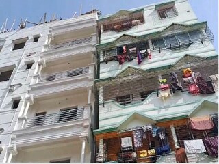ট্যাংরায় একটি আবাসনের ঘাড়ে হেলে পড়েছে নির্মীয়মাণ বহুতল৷ 