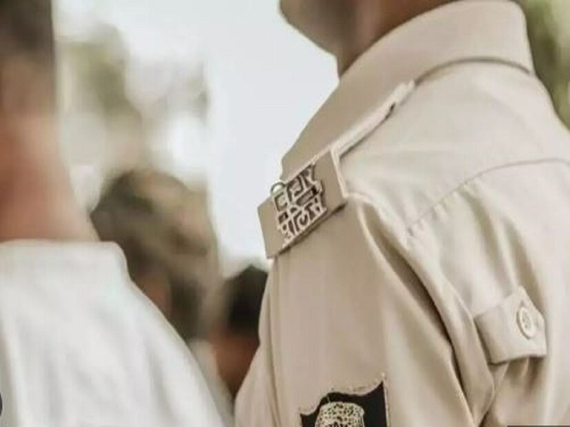 জানা যায়, রাস্তার ধারে বসে থাকা হতদরিদ্র চেহারার ব্যক্তি বিহারের রোহতাস জেলার 'পুলিশ রেকর্ড' অনুযায়ী মারা গিয়েছেন ১৬ বছর আগে। ১৬ বছর আগে বিহারের রোহতাস জেলার আকোড়াগোলা গ্রামের ৪ জন গ্রামবাসী সেই গ্রামেরই বাসিন্দা নাথুনি পালকে অপহরণ, খুন ও দেহ লোপাটের অভিযোগে গ্রেফতার হয়েছিল এবং জেল খাটছে। ঘটনাটি ২০০৮ সালের।