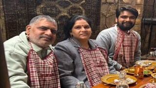 নিজের বাবা (বাঁদিকে) এবং মায়ের সঙ্গে আরইয়ান মিশ্র৷ ছবি- এক্স হ্যান্ডেল থেকে নিজের বাবা (বাঁদিকে) এবং মায়ের সঙ্গে আরইয়ান মিশ্র৷ ছবি- এক্স হ্যান্ডেল থেকে