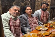 ব্যবধান ২৫ বছরের, দিল্লির অভিজাত হোটেলের দারোয়ানকে সেখানেই খাওয়াতে আনলেন ছেলে!