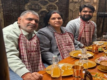 নিজের বাবা (বাঁদিকে) এবং মায়ের সঙ্গে আরইয়ান মিশ্র৷ ছবি- এক্স হ্যান্ডেল থেকে