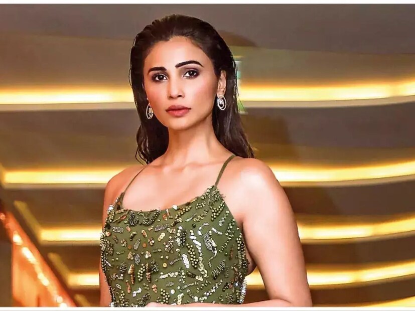 শুরুটা ভাল হলেও বেশ কয়েকটি ফ্লপের পর কিছুটা ঝিমিয়ে যায় তাঁর জনপ্রিয়তা। যদিও ডেজি কেবল হিন্দি নয়, বেশ কিছু দক্ষিণী ছবিতেও অভিনয় করেছেন।