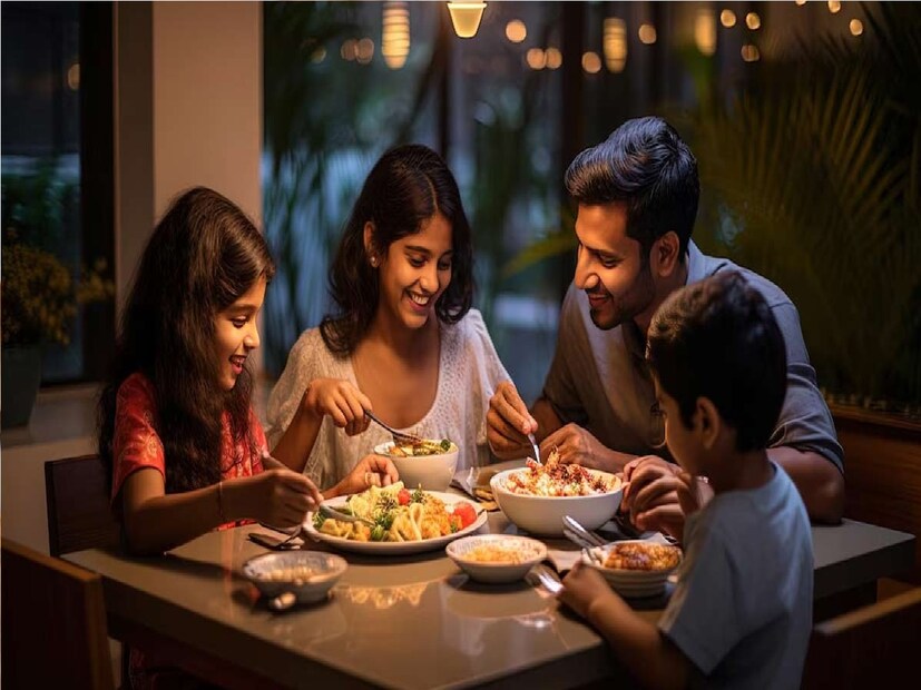 মানুষ অবসর সময়ে ফোনের দিক থেকে চোখ সরাতে চান না। কখনও ফোনেই কাজ চলতে থাকে, কখনও বা একটু সিনেমা বা সিরিজ দেখার জন্য খাওয়ার সময়টুকুই উপযুক্ত বলে মনে করেন।