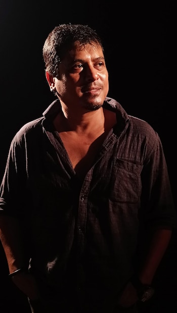 এই প্রসঙ্গে পরিচালক অনির্বাণ চক্রবর্তী বলেন যে, “আমার শেষ ফিচার ফিল্ম ছিল ‘ও অভাগী’। যা সমালোচকদের প্রশংসা অর্জন করেছিল এবং জাতীয় পর্যায়ে বেশ কিছু পুরস্কারও জিতেছিল। তবে আমি কখনও কোনও নির্দিষ্ট সীমায় আবদ্ধ থাকতে চাইনি। সিনেমা মানেই বিনোদন, তাই আমি সব সময় নতুন দর্শকদের কাছে পৌঁছনোর চেষ্টা করি। আমার প্রযোজককে ধন্যবাদ, যিনি আগের মতোই আমার উপর বিশ্বাস রেখেছেন। আমার প্রতিভাবান এবং উৎসাহী ইউনিটের সঙ্গে কাজ করতে সব সময় দারুণ আনন্দ পেয়েছি। তপ্ত গ্রীষ্মে আমরা বাঁকুড়া ও পুরুলিয়ায় শ্যুটিং করেছি। আবার কনকনে ঠান্ডায় দার্জিলিংয়ে শ্যুটিং করেছি। কিন্তু কেউ কোনও অভিযোগ করেননি, কারণ পুরো ইউনিটটাই ছিল একটা বড় পরিবারের মতো। আর যখন রজতাভ দত্ত, মীর আফসার আলি, কাঞ্চনা, অনিন্দ্য বন্দ্যোপাধ্যায়, সোনালি, মৃন্ময়, প্রত্যুষা, কৃষ্ণার মতো শিল্পীরা সেটে থাকেন, তখন প্রতিটি মুহূর্তই স্মরণীয় হয়ে ওঠে।”