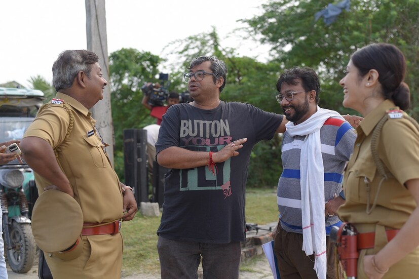পরিচালক রাজদীপ ঘোষের বক্তব্য, “নিজের বাবা-মা মারা যাওয়ার পর হাসিমুখে সেই মৃতদেহর সঙ্গে সেলফি তুলেছেন কখনও? এখন মানুষ তোলেন আর ফেসবুকে পোস্টও করেন। কত জন ফলো করছেন, সেটা উপভোগ করেন তারিয়ে তারিয়ে। এ এক ভয়ংকর সময়! ফলোয়ার্স চাই-ই-চাই... এক অদ্ভুত মারণ রোগে আজ আমরা আক্রান্ত। মনে হল, এর প্রতিবাদ দরকার। আমার ভাষা তো একটাই, সিনেমা। তাই বিষয়বসস্তুটা শুনেই ঝাঁপিয়ে পড়লাম। কারণ এই বিশ্বকে আগামী প্রজন্মের শিশুর জন্য বাসযোগ্য করে যেতেই হবে।” 