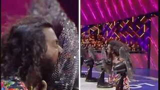 জিভ দিয়ে ফ্যান বন্ধ করছেন ক্রান্তি৷ 