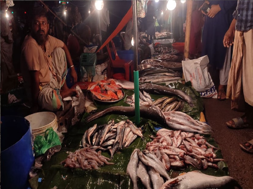 *সূত্রের খবর, বালুরঘাট তহবাজার থেকে মাছ কিনে ওজনে কম পাচ্ছেন ক্রেতারা। ওজন বাটখারায় ও মেশিনে কারচুপি করা রয়েছে, এই অভিযোগ মাঝে মধ্যেই আসছিল। এমনকি এই অভিযোগ জেলা শাসকের কাছেও গিয়ে পৌঁছয়। এরপরই জেলা প্রশাসনের তরফ থেকে বিশেষ অভিযান চালানো হল বালুরঘাট তহবাজারের মাছ বাজারে। এদিন মাছ বাজারে অভিযান চালায় ক্রেতা সুরক্ষা দফতর-সহ মোট চারটি দফতরের আধিকারিকরা। সংগৃহীত ছবি। 