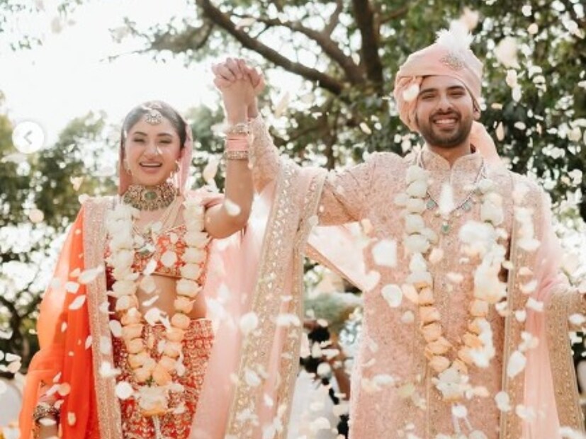 সম্প্রতি সোশ্যাল মিডিয়ায় এদিন বিয়ের একগুচ্ছ ছবি শেয়ার করলেন আরমান মালিক৷  ছবির ক্যাপশনে লেখা-তু হি মেরা ঘর৷ ঝড়ের গতিতে ছবি ভাইরাল হয়েছে নেটদুনিয়ায়৷