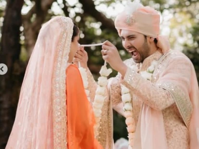 বিয়েতে প্যাস্টেল শেডের পোশাকে টুইনিং করেছিলেন বর ও কনে৷ প্যাস্টেল অরেঞ্জ শেরওয়ানি স্যুট পরেছিলেন আরমান মালিক এবং কমলা রঙের লেহেঙ্গা পরেছিলেন আশনা৷