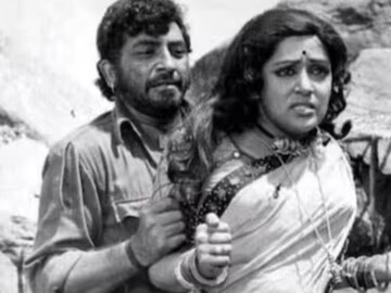 'শোলে'-র সুপারহিট সিন! চোখে দেখতে পারবেন না সেই দৃশ্য! যেখানে সঞ্জীব কুমারকে...