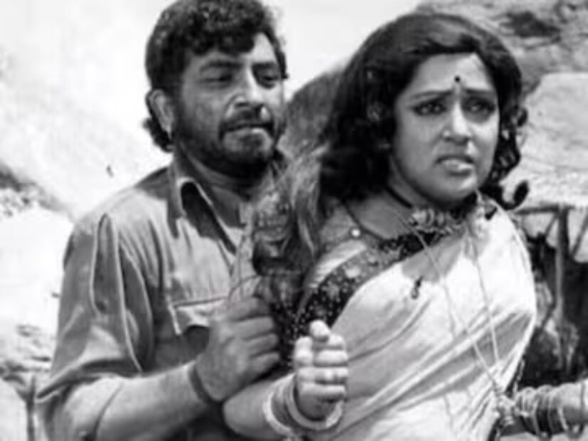 অমিতাভ বচ্চন এবং ধর্মেন্দ্র অভিনীত 'শোলে' ছবির প্রতিটি চরিত্রই মানুষের মন জয় করেছিল এবং ব্লকবাস্টারের তকমাও পেয়েছিল। এই ছবির প্রতিটি চরিত্র দর্শকদের মনে এক দুর্দান্ত ছাপ ফেলেছে। এরকমই একটি চরিত্র ছিল ঠাকুর বলদেব সিং,যা সঞ্জীব কুমার অভিনয় করেছিলেন। সম্প্রতি এই ছবির একটি দৃশ্য প্রকাশ্যে এসেছে যা সেই সময়ে কাঁচি চালিয়েছিল সেন্সর বোর্ড৷