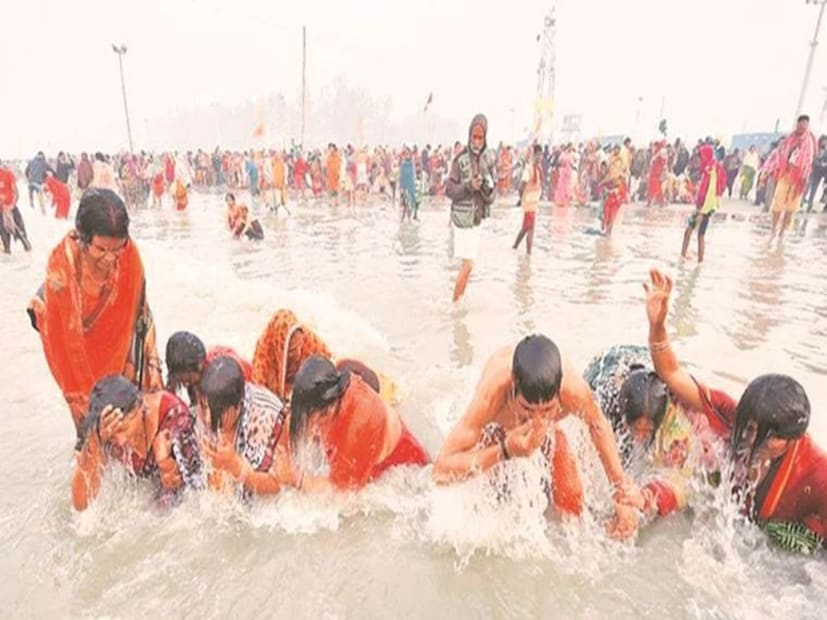 বাংলার আবহাওয়া: আজ মকর সংক্রান্তিতে গঙ্গাসাগরে বৃষ্টির সম্ভাবনা নেই। বেলায় মূলত পরিষ্কার আকাশই থাকবে। সকালের দিকে হালকা মাঝারি কুয়াশা থাকতে পারে। দৃশ্যমানতা ৫০০ মিটারের নীচে নামবে না বলেই আবহাওয়ার পূর্বাভাস। শীতের আমেজ থাকলেও জাঁকিয়ে শীতের সম্ভাবনা আপাতত একদম নেই।