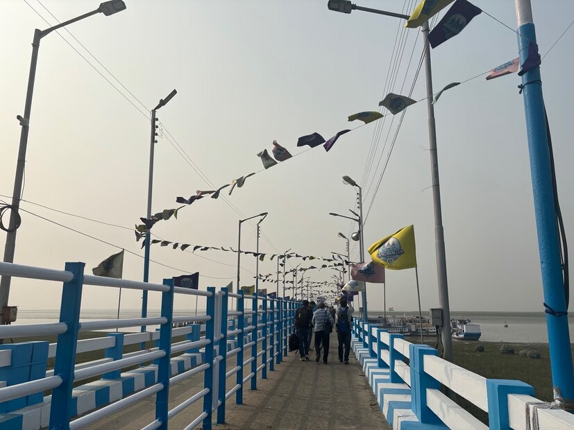 মকর সংক্রান্তিতেও কনকনে শীতের পূর্বাভাস নেই। বরং আগামী ২৪ ঘণ্টায় তাপমাত্রা বৃদ্ধির পূর্বাভাস জানিয়েছে আবহাওয়া দফতর। তবে আগামিকাল, বুধবার থেকে ফের কিছুটা পারদ পতন হতে পারে। আজ, মঙ্গলবার ২ থেকে ৩ ডিগ্রি তাপমাত্রা বৃদ্ধির পূর্বাভাস রয়েছে। দার্জিলিঙে বৃষ্টি এবং তুষারপাতের পূর্বাভাস রয়েছে। উত্তরবঙ্গের সব জেলাতেই ঘন কুয়াশার সতর্কতা জারি করা হয়েছে।