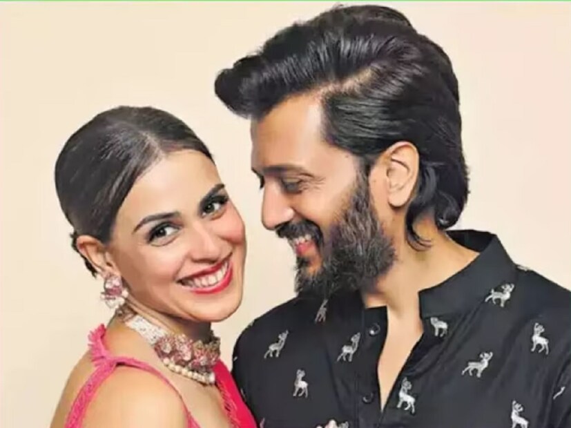 আসলে ‘তুঝে মেরি কসম’ ছবির কাজ করতে গিয়েই একে অপরের প্রেমে পড়েন রীতেশ জেনেলিয়া। প্রায় ৯ বছর ডেটিংয়ের পরে অবশেষে ছাদনাতলায় গিয়েছিলেন এই তারকা যুগল। বিয়ের পরে অভিনয় জীবনে প্রবেশ করেছিলেন অভিনেত্রী। এই তারকা দম্পতির জীবনে এসেছে তাঁদের দুই পুত্র। এদিকে সংসার এবং সন্তানদের দেখভাল করার জন্য দশ বছরেরও বেশি সময় ধরে রুপোলি দুনিয়া থেকে বিরতি নিয়েছিলেন জেনেলিয়া। তবে নিজের স্বামীর বিপরীতে অভিনয় করতে বছর দশেক পরে আবার এই জগতে প্রত্যাবর্তন করেছেন তিনি। 