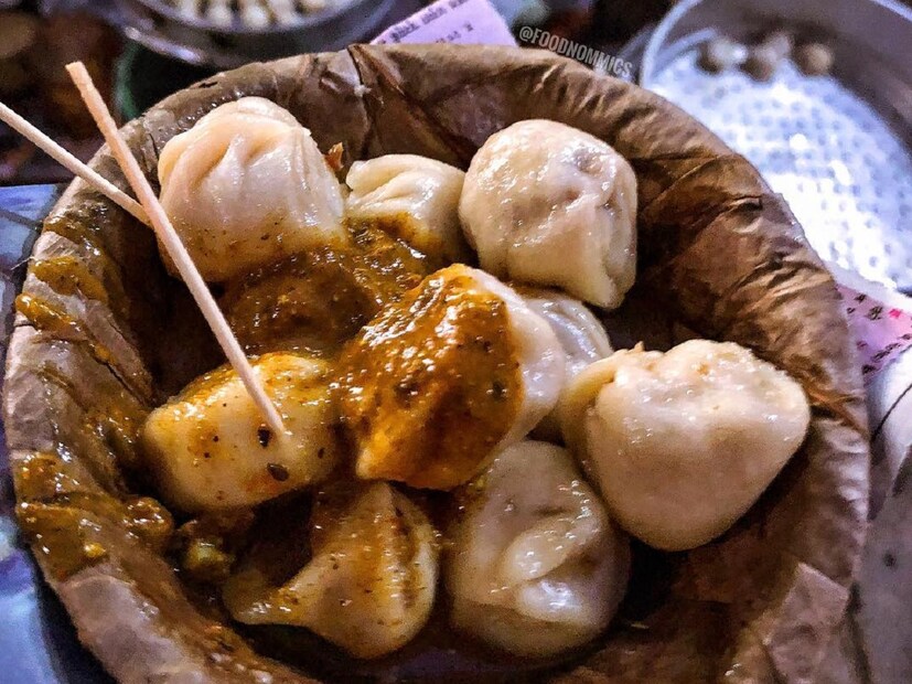আসলে ধোঁওয়া ওঠা এক প্লেট মোমো বাঙালির একটা ইমোশন। ঠিক যেমন এই দোকানের তাঁত ভালো নাকি অন্য দোকানের সিল্ক তাই নিয়ে একটা টানাপোড়েন চলে তেমনই মোমোর স্বাদ নিয়েও চলে জোরদার লড়াই। তবে সেই লড়াইয়ে এই গুচ্ছা মোমোকে মনেহয় কেউ হারাতে পারবে না । সাধারণ মোমো যেভাবে বানানো হয় ঠিক সেভাবেই এই মোমো তৈরি করা হয় তবে। এখানে পেঁয়াজের পরিমাণ প্রায় নেই বললেই চলে শুধুমাত্র মাংস দিয়েই তৈরি হয় এই গুচ্ছা মোমো এবং এর অন্যতম জিনিস হল দুই ধরনের চাটনির সঙ্গে এটি পরিবেশন করা হয়।