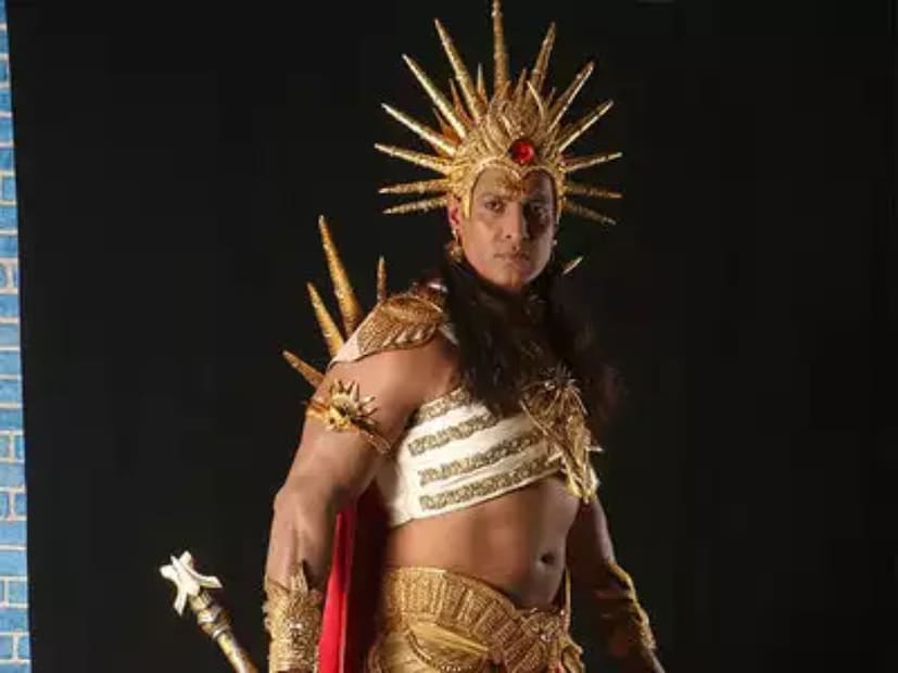 পরবর্তীতে সলিল অঙ্কোলা ধীরে ধীরে তার জীবনে উন্নতি করেন এবং ২০১৩ সালে শো সাভিত্রী-এর সাথে টেলিভিশনে ফিরে আসেন। ২০১৫ সালের পর ‘কর্মফল দাতা শনি’-এর মতো শোতে তিনি দেখা গিয়েছে।