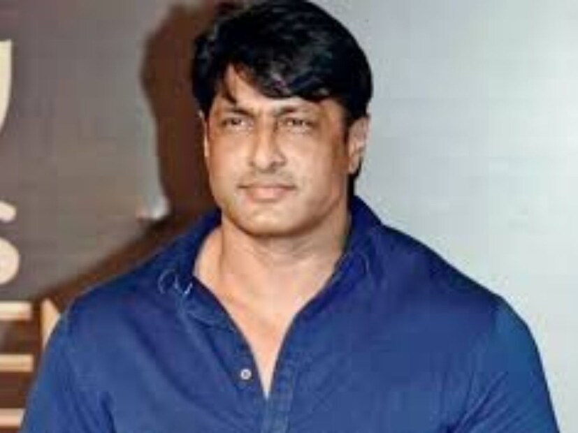 এরপর তাঁকে ‘পিতা’ এবং ‘চুরা লিয়া হ্যায় তুমনে’-এর মতো বেশ কয়েকটি ছবিতে খলনায়কের ভূমিকা অভিনয় করেন। ‘শশশ... কোই হ্যায়‘ এবং ‘কোরা কাগজ’-এর মতো টিভি শোতেও উপস্থিত ছিলেন তিনি।