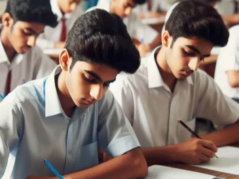 উচ্চ মাধ্যমিক ২০২৫-২০২৬ শিক্ষাবর্ষ থেকে নতুন পাঁচটি বিষয় যুক্ত করতে চলেছে উচ্চ মাধ্যমিক শিক্ষা পর্ষদ। আগামী শিক্ষাবর্ষ থেকেই নতুন এই পাঁচটি বিষয়ে পড়তে পারবেন শিক্ষার্থীরা। ফলে তা আরও বেশি শিক্ষার বিষয়টি উন্মুক্ত করবে বলেই মত শিক্ষাবিদদের। এছাড়াও আগামী শিক্ষাবর্ষ থেকেই উচ্চমাধ্যমিকে শুরু হতে চলেছে সেমেস্টার। (প্রতীকী ছবি)