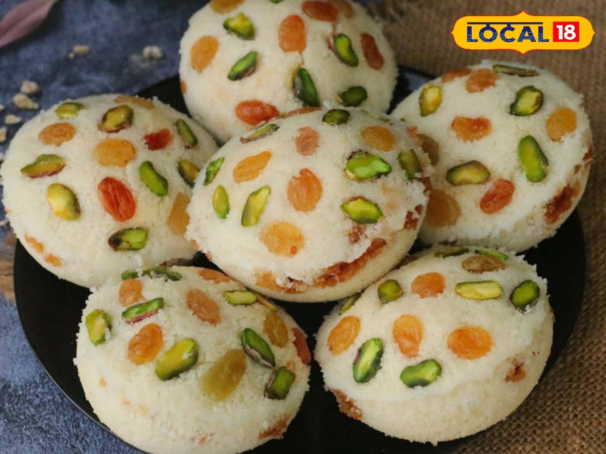 চালের গুঁড়ো, নারকেল, গুড়, কাজু, কিশমিশ...বানান ভাপা পিঠে! রইল সহজ রেসিপি