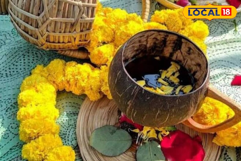 গাঁদা ফুল দিয়ে তো অনেক পুজো করেছেন, এবার গাঁদা ফুল খেয়েও দেখুন। বিভিন্ন ওষধি গুণে ভরপুর এই গাঁদা ফুল। আয়ুর্বেদিক চিকিৎসক ড: জিতেন বর্মন জানান,গাঁদা ফুল ঔষধি গুণে ভরপুর। সকালবেলা ঘুম থেকে উঠেই এক কাপ গাঁদা ফুলের রস জলে মিশিয়ে খেলে শরীরের পাঁচটি সমস্যা দূর হয়। 