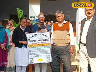 বিদ্যালয়ের প্রাঙ্গণে অঙ্কিতা জানা বিদ্যালয়ের প্রাঙ্গণে অঙ্কিতা জানা