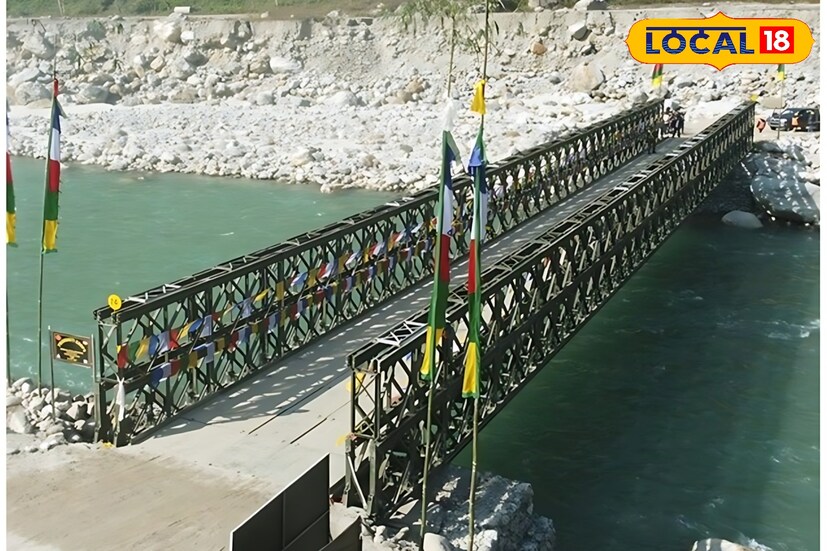 মাত্র ৭২ ঘন্টার মধ্যে ৪০ জন জওয়ান ১৮০ ফুট দৈর্ঘ্যের বেইলি ব্রিজ তৈরি করে তাঁক লাগিয়ে দিয়েছেন। ওই সেতুর সূচনা করেন সিকিমের প্রশাসনিক আধিকারিক এবং ভারতীয় সেনা আধিকারিকরা। ভারতীয় সেনার ত্রিশক্তি কর্পসের ইঞ্জিনিয়ার বিভাগ ও বর্ডার রোড অর্গানাইজেশনের জওয়ানরা।  মাত্র ৭২ ঘন্টার মধ্যে ৪০ জন জওয়ান ১৮০ ফুট দৈর্ঘ্যের বেইলি ব্রিজ তৈরি করে তাঁক লাগিয়ে দিয়েছেন। ওই সেতুর সূচনা করেন সিকিমের প্রশাসনিক আধিকারিক এবং ভারতীয় সেনা আধিকারিকরা। ভারতীয় সেনার ত্রিশক্তি কর্পসের ইঞ্জিনিয়ার বিভাগ ও বর্ডার রোড অর্গানাইজেশনের জওয়ানরা।