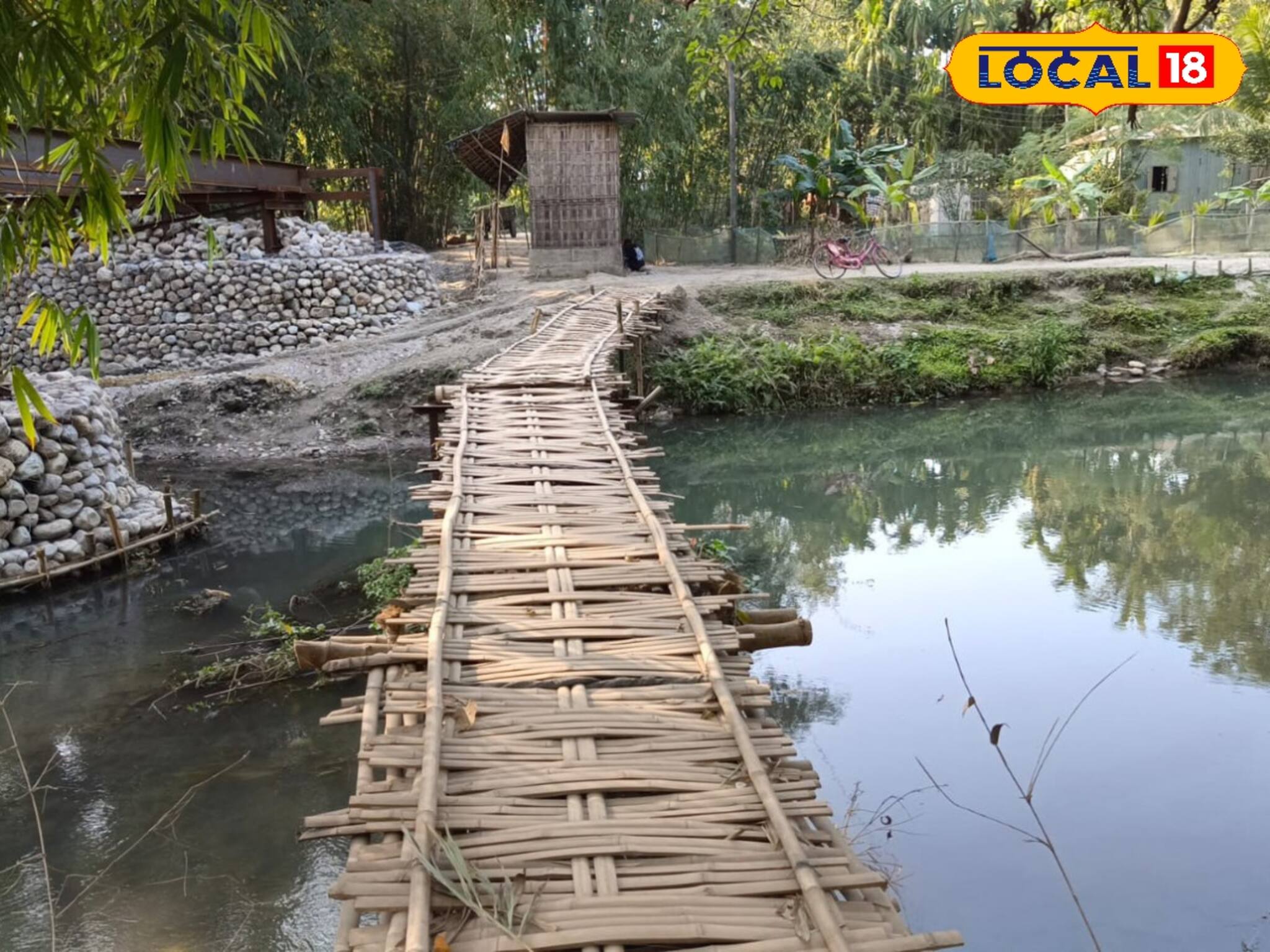 কুলকলি নদীর ওপর বাঁশের বেড়া দিয়ে তৈরি অস্থায়ী সেতু! প্রাণ হাতে নিয়ে চলে যাতায়াত