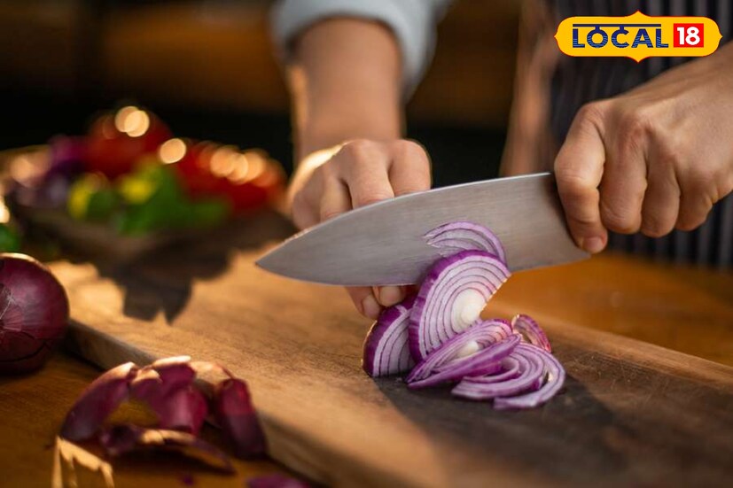 *খুব ধারাল ছুরি দিয়ে পেঁয়াজ কাটতে পারেন। অবাক লাগলেও এই পদ্ধতি কাজ করে। পেঁয়াজের কোষে কম ক্ষতি করে ধারাল ছুরি। তাই খুব বেশি এনজাইম বার হয় না। *খুব ধারাল ছুরি দিয়ে পেঁয়াজ কাটতে পারেন। অবাক লাগলেও এই পদ্ধতি কাজ করে। পেঁয়াজের কোষে কম ক্ষতি করে ধারাল ছুরি। তাই খুব বেশি এনজাইম বার হয় না।