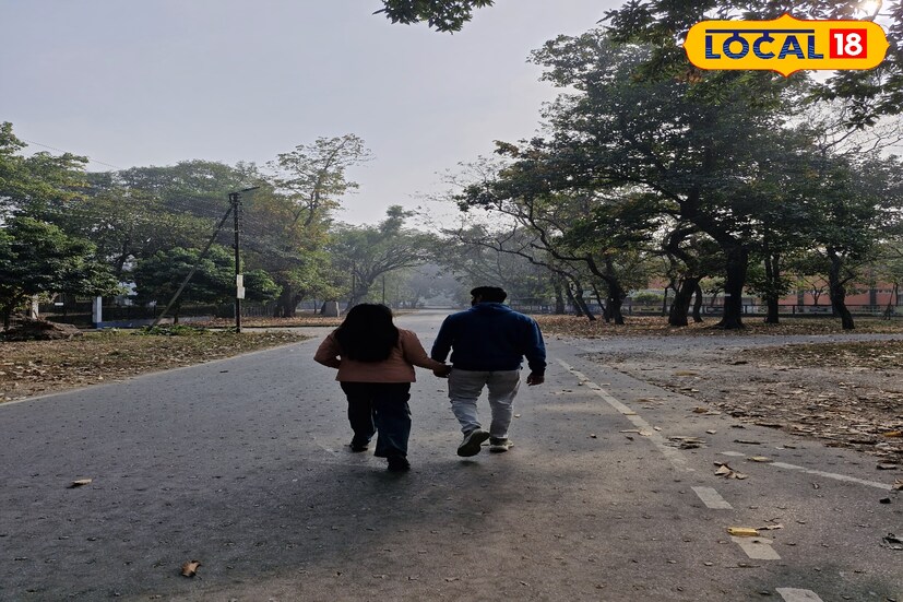 বুধবার সকাল থেকেই উত্তুরে হাওয়ার দাপটে কনকনে শীতের আমেজ মেঘে ঢাকা আকাশ সঙ্গে হালকা থেকে মাঝারি বৃষ্টিপাত।উত্তরের পাঁচ জেলাতেই শীতের দাপট। কুয়াশাচ্ছন্ন মেঘে ঢাকা আকাশ সঙ্গে উত্তুরে হাওয়া। নতুন বছরেই তুষারপাতের সম্ভাবনা শৈলশহর দার্জিলিংয়ে। 